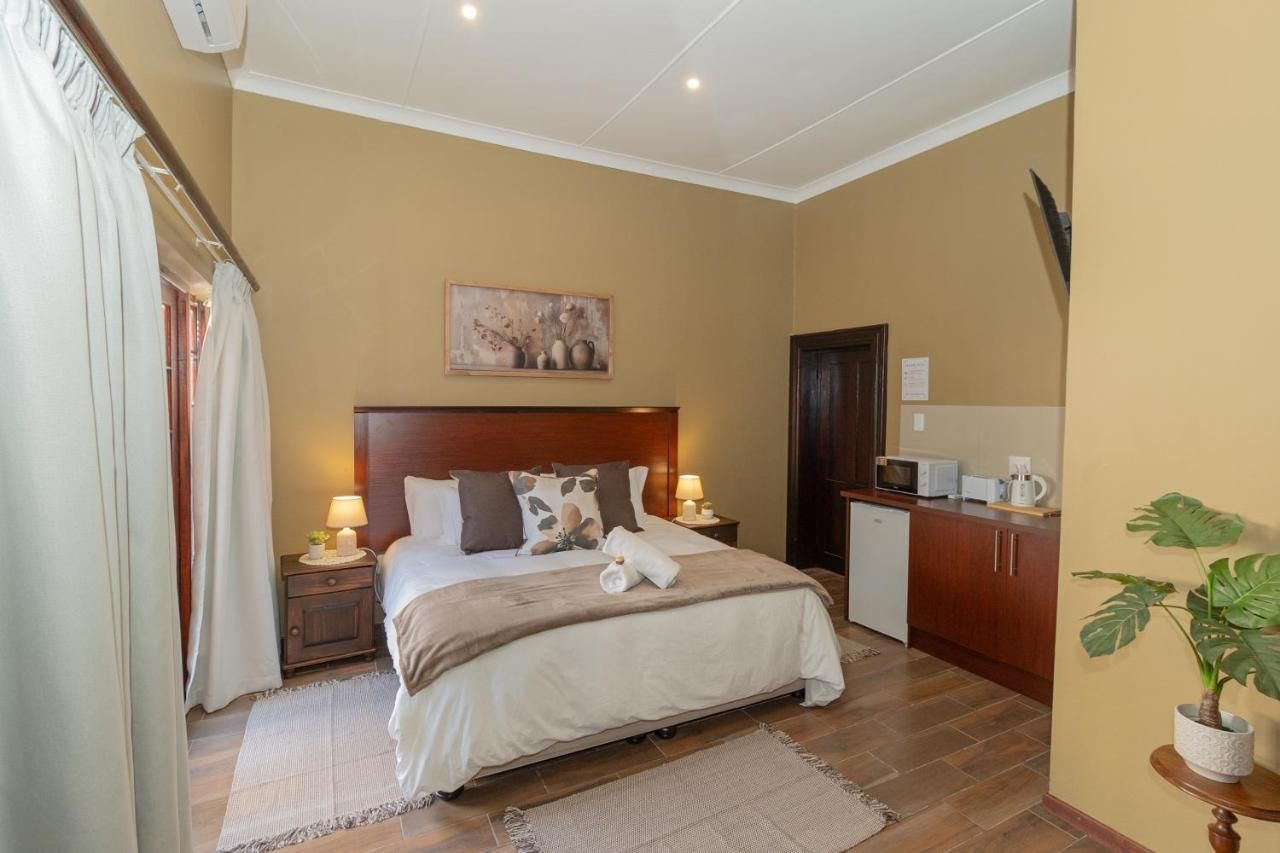 Bedroom with kitchenette