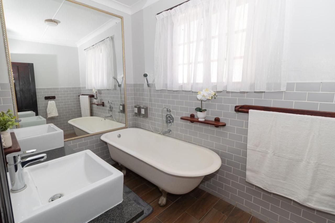 Freestanding bath